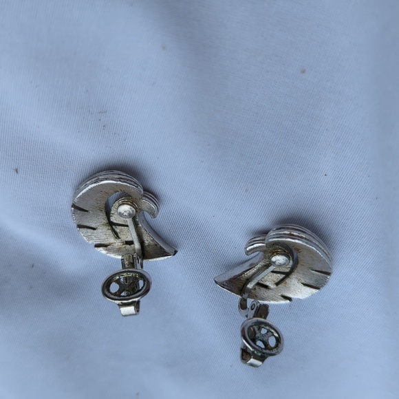 Signed Trifari Swirl Design Clip-on Earrings - Picture 3 of 4